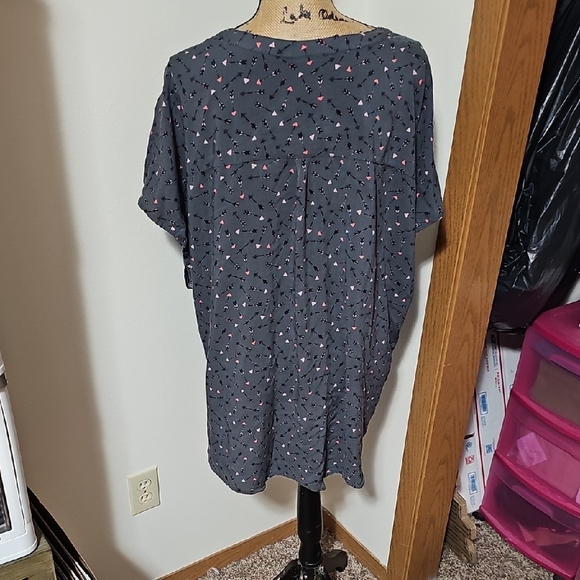 Torrid Size 4 Grey Top With Arrow Pattern. - Picture 3 of 3